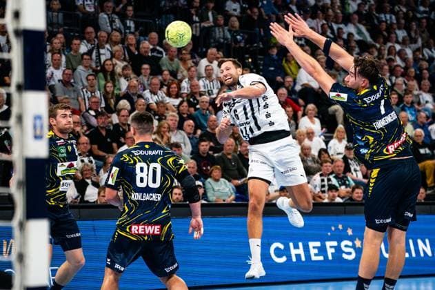 Harald Reinkind (THW Kiel, 06) beim Wurf, Jannik Kohlbacher (Rhein-Neckar Loewen, 80), Robert Timmermeister (Rhein-Neckar Loewen, 07), GER, THW Kiel vs Rhein-Neckar Loewen, Handball, Bundesliga, Spieltag 7, Saison 2025 2026, 05.10.2025 GER, THW Kiel vs Rhein-Neckar Loewen, Handball, Bundesliga, Spieltag 7, Saison 2025 2026, 05.10.2025 Kiel Copyright: xEibner-Pressefoto MaxxVincenx EP_MVN