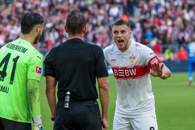 Ermedin Demirovic 9 (VfB Stuttgart) diskutiert mit Referee Schiedsrichter Tobias Stieler ueber die Aberkennung seines Treffers, Entaeuschung, Frust , mit Diant Ramaj 41 (1FC Heidenheim 1846), VfB Stuttgart vs. 1. FC Heidenheim 1846, DFL, Bundesliga, Saison 2025 2026, MHP Arena, Hinrunde, 6. Spieltag, 05.10.2025 DFB regulations prohibit any use of photographs as image sequences and or quasi-video Stuttgart Baden-Wuerttemberg Deutschland