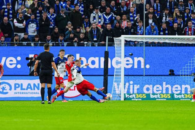 Torschuss Torchance Miro Muheim (Hamburger SV, 28) GER, Hamburger SV vs. FSV Mainz 05, Fussball, 1. Bundesliga, Spieltag 6, Saison 2025 2026, 05.10.2025 GER, Hamburger SV vs. FSV Mainz 05, Fussball, 1. Bundesliga, Spieltag 6, Saison 2025 2026, 05.10.2025 Hamburg Copyright: xEibner-Pressefoto MarcelxvonxFehrnx EP_MFN