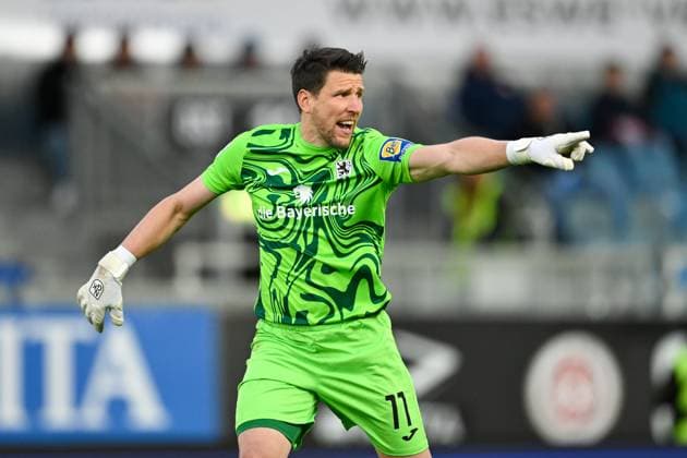 Rene Vollath (Torwart, TSV 1860 Muenchen, 11) gestikuliert, GER, SV Wehen Wiesbaden vs TSV 1860 München, Fussball, 3. Liga, 10. Spieltag, Spielzeit 2025 2026, 05.10.2025. DFB REGULATIONS PROHIBIT ANY USE OF PHOTOGRAPHS AS IMAGE SEQUENCES AND OR QUASI-VIDEO GER, SV Wehen Wiesbaden vs TSV 1860 München, Fussball, 3. Liga, 10. Spieltag, Spielzeit 2025 2026, 05.10.2025. Wiesbaden Copyright: xEibner-Pressefoto FlorianxWiegandx EP_FWD