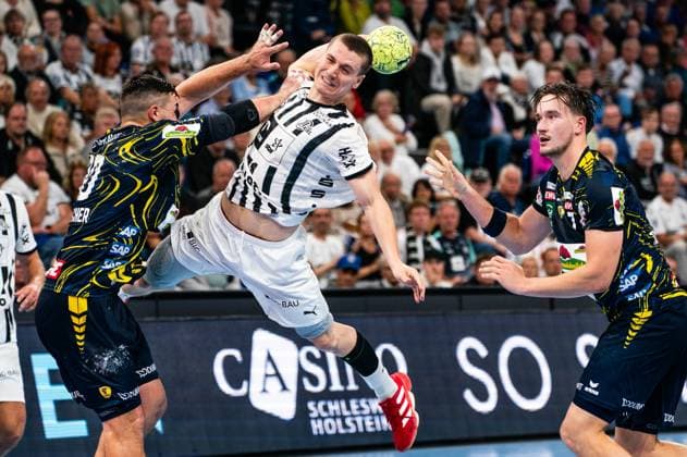 Elias Ellefsen a Skipagotu (THW Kiel, 71) beim Wurf, Jannik Kohlbacher (Rhein-Neckar Loewen, 80), Robert Timmermeister (Rhein-Neckar Loewen, 07), GER, THW Kiel vs Rhein-Neckar Loewen, Handball, Bundesliga, Spieltag 7, Saison 2025 2026, 05.10.2025 GER, THW Kiel vs Rhein-Neckar Loewen, Handball, Bundesliga, Spieltag 7, Saison 2025 2026, 05.10.2025 Kiel Copyright: xEibner-Pressefoto MaxxVincenx EP_MVN
