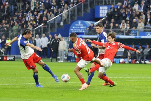 GER, xFSx ,Hamburg, HSV , 1. Bundesliga , Fussball, DFL, Hamburger SV , am Hamburger Volksparkstadion , 1.FSV Mainz 05 , 05.10.2025 v.l. Rayan Philippe (Hamburger SV ,14) , Phillipp Mwene (1.FSV Mainz 05 ,2) , DFL regulations prohibit any use of photographs as image sequences and or quasi-video. Copyright: HMBxMedia FernandoxSoares