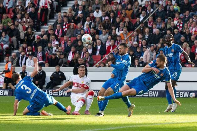v.li. Jan Schoeppner (FC Heidenheim, 03), Ermedin Demirovic (VfB Stuttgart, 09), Marnon Busch (FC Heidenheim, 02), Leonardo Scienza (FC Heidenheim, 08), Omar Haktab Traore (FC Heidenheim, 23) GER, VfB Stuttgart vs. 1. FC Heidenheim, Fussball, Herren, 1. Bundesliga, 6. Spieltag, Spielzeit 2025 2026, 05.10.2025, DFL DFB REGULATIONS PROHIBIT ANY USE OF PHOTOGRAPHS AS IMAGE SEQUENCES AND OR QUASI-VIDEO, GER, VfB Stuttgart vs. 1. FC Heidenheim, Fussball, Herren, 1. Bundesliga, 6. Spieltag, Spielzeit 2025 2026, 05.10.2025 Stuttgart Copyright: xEibner-Pressefoto WolfgangxFrankx EP_WFK