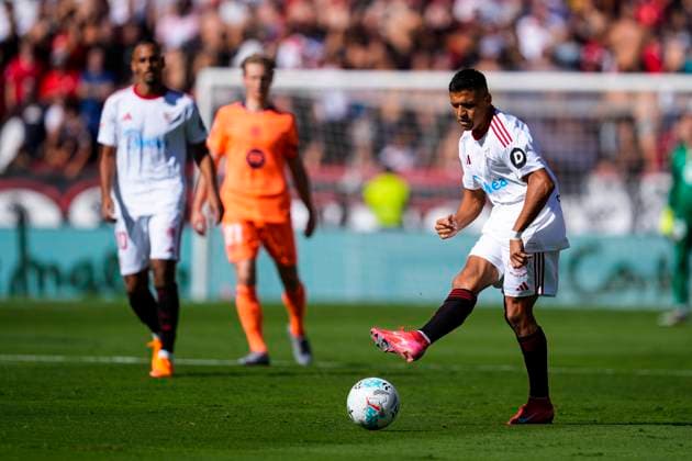October 5, 2025, Sevilla, Sevilla, SPAIN: Alexis Sanchez of Sevilla FC in action during the Spanish league, LaLiga EA Sports, football match played between Sevilla FC and FC Barcelona, Barca at Ramon Sanchez-Pizjuan stadium on October 5, 2025, in Sevilla, Spain. Sevilla SPAIN - ZUMAa181 20251005_zaa_a181_096 Copyright: xJoaquinxCorcherox