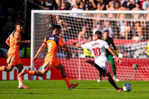 October 5, 2025, Sevilla, Sevilla, SPAIN: Alexis Sanchez of Sevilla FC in action during the Spanish league, LaLiga EA Sports, football match played between Sevilla FC and FC Barcelona, Barca at Ramon Sanchez-Pizjuan stadium on October 5, 2025, in Sevilla, Spain. Sevilla SPAIN - ZUMAa181 20251005_zaa_a181_127 Copyright: xJoaquinxCorcherox