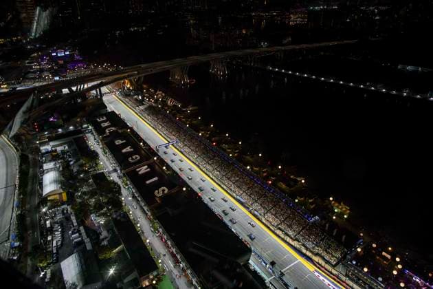 F1 - SINGAPORE GRAND PRIX 2025 start of the race, depart, 01 VERSTAPPEN Max (nld), Red Bull Racing RB21, action 63 RUSSELL George (gbr), Mercedes AMG F1 Team W16, action 04 NORRIS Lando (gbr), McLaren F1 Team MCL39, action 81 PIASTRI Oscar (aus), McLaren F1 Team MCL39, action during the 2025 Formula 1 Singapore Grand Prix, 18th round of the 2025 FIA Formula One World Championship, WM, Weltmeisterschaft from October 3 to 5, 2025 on the Marina Bay Street Circuit, in Singapore - SingaporeSingapore Copyright: xXavixBonillax