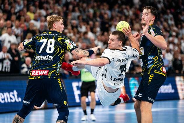 Elias Ellefsen a Skipagotu (THW Kiel, 71) beim Wurf gegen Edwin Aspenbaeck (Rhein-Neckar Loewen, 78) und Robert Timmermeister (Rhein-Neckar Loewen, 07), GER, THW Kiel vs Rhein-Neckar Loewen, Handball, Bundesliga, Spieltag 7, Saison 2025 2026, 05.10.2025 GER, THW Kiel vs Rhein-Neckar Loewen, Handball, Bundesliga, Spieltag 7, Saison 2025 2026, 05.10.2025 Kiel Copyright: xEibner-Pressefoto MaxxVincenx EP_MVN