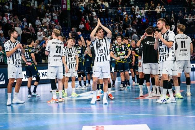 Kieler Mannschaft enttaeuscht Enttaeuschung nach Spielende, Harald Reinkind (THW Kiel, 06), Eric Johansson (THW Kiel, 21), Rune Dahmke (THW Kiel, 23), Nikola Bilyk (THW Kiel, 53) bedanken sich bei den Fans, GER, THW Kiel vs Rhein-Neckar Loewen, Handball, Bundesliga, Spieltag 7, Saison 2025 2026, 05.10.2025 GER, THW Kiel vs Rhein-Neckar Loewen, Handball, Bundesliga, Spieltag 7, Saison 2025 2026, 05.10.2025 Kiel Copyright: xEibner-Pressefoto MaxxVincenx EP_MVN