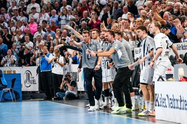 Kieler Bank jubelt Jubel, Filip Jicha (THW Kiel, Trainer) gibt Spieler Anweisungen, GER, THW Kiel vs Rhein-Neckar Loewen, Handball, Bundesliga, Spieltag 7, Saison 2025 2026, 05.10.2025 GER, THW Kiel vs Rhein-Neckar Loewen, Handball, Bundesliga, Spieltag 7, Saison 2025 2026, 05.10.2025 Kiel Copyright: xEibner-Pressefoto MaxxVincenx EP_MVN