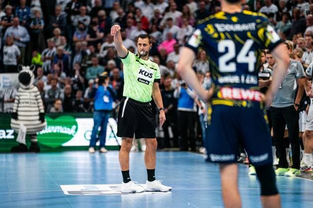Videobeweis, Spiel vorbei, Schiedsrichter Entscheidung, GER, THW Kiel vs Rhein-Neckar Loewen, Handball, Bundesliga, Spieltag 7, Saison 2025 2026, 05.10.2025 GER, THW Kiel vs Rhein-Neckar Loewen, Handball, Bundesliga, Spieltag 7, Saison 2025 2026, 05.10.2025 Kiel Copyright: xEibner-Pressefoto MaxxVincenx EP_MVN