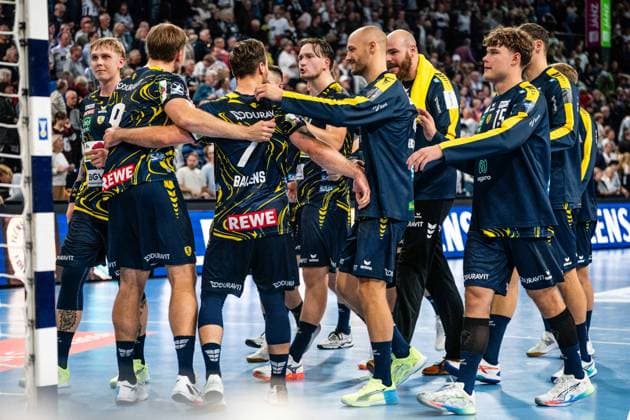 Rhein Neckar Loewen jubelt Jubel nach Unentschieden Spielende, Steven Plucnar Jacobsen (Rhein-Neckar Loewen, 09), Dani Baijens (Rhein-Neckar Loewen, 77), Jannik Kohlbacher (Rhein-Neckar Loewen, 80), Robert Timmermeister (Rhein-Neckar Loewen, 07), Lukas Sandell (Rhein-Neckar Loewen, 11), David More (Rhein-Neckar Loewen, 15), GER, THW Kiel vs Rhein-Neckar Loewen, Handball, Bundesliga, Spieltag 7, Saison 2025 2026, 05.10.2025 GER, THW Kiel vs Rhein-Neckar Loewen, Handball, Bundesliga, Spieltag 7, Saison 2025 2026, 05.10.2025 Kiel Copyright: xEibner-Pressefoto MaxxVincenx EP_MVN