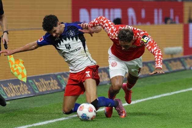 GER, xFSx ,Hamburg, HSV , 1. Bundesliga , Fussball, DFL, Hamburger SV , am Hamburger Volksparkstadion , 1.FSV Mainz 05 , 05.10.2025 v.l. Daniel Elfadli (Hamburger SV ,8) , Armindo Sieb (1.FSV Mainz 05 ,11) DFL regulations prohibit any use of photographs as image sequences and or quasi-video. Copyright: HMBxMedia FernandoxSoares