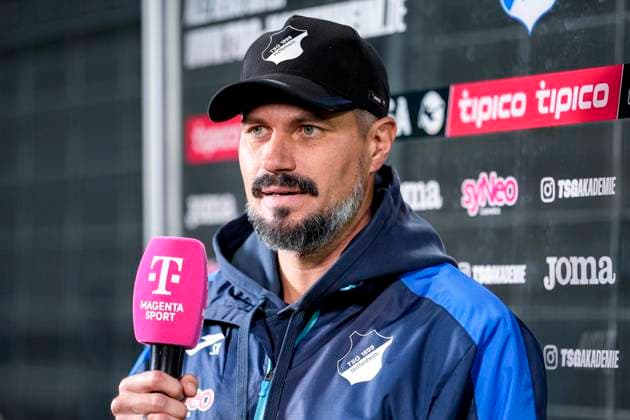 Stefan Kleineheismann (Trainer, Cheftrainer, TSG II), mit Mikrofon beim Interview, TV, Fernsehen, Einzelbild, Einzelfoto, Aktion, Action, 05.10.2025, Sinsheim (Deutschland), Fussball, 3. Liga, TSG 1899 Hoffenheim II - VfB Stuttgart II, DFB DFL REGULATIONS PROHIBIT ANY USE OF PHOTOGRAPHS AS IMAGE SEQUENCES AND OR QUASI-VIDEO.