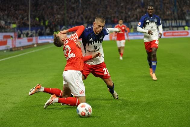 GER, xFSx ,Hamburg, HSV , 1. Bundesliga , Fussball, DFL, Hamburger SV , am Hamburger Volksparkstadion , 1.FSV Mainz 05 , 05.10.2025 v.l. Nikolas Veratschnig (1.FSV Mainz 05 ,22) wird von Miro Muheim (Hamburger SV ,28) verletzt DFL regulations prohibit any use of photographs as image sequences and or quasi-video. Copyright: HMBxMedia FernandoxSoares