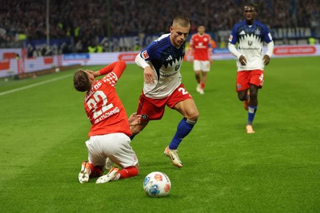 GER, xFSx ,Hamburg, HSV , 1. Bundesliga , Fussball, DFL, Hamburger SV , am Hamburger Volksparkstadion , 1.FSV Mainz 05 , 05.10.2025 v.l. Nikolas Veratschnig (1.FSV Mainz 05 ,22) wird von Miro Muheim (Hamburger SV ,28) verletzt DFL regulations prohibit any use of photographs as image sequences and or quasi-video. Copyright: HMBxMedia FernandoxSoares