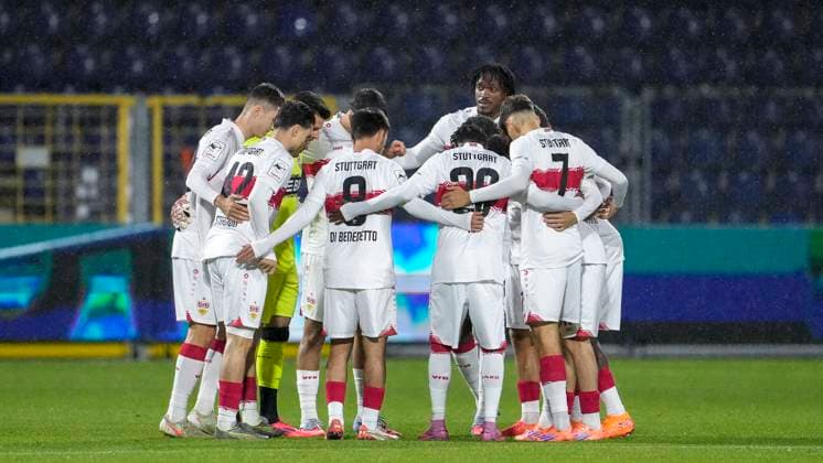 Spieler vom VfB Stuttgart II U21, U 21 , schwören sich mit einem Mannschaftskreis vor dem Anpfiff ein, Kreis, Teamkreis, Konzentration, Kameradschaft, Ansprache, Motivation, 05.10.2025, Sinsheim (Deutschland), Fussball, 3. Liga, TSG 1899 Hoffenheim II - VfB Stuttgart II, DFB DFL REGULATIONS PROHIBIT ANY USE OF PHOTOGRAPHS AS IMAGE SEQUENCES AND OR QUASI-VIDEO.