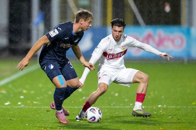 v.li.: Florian Bähr (TSG II, 39), Leonidas Stergiou (VfB II, 42), Zweikampf, Spielszene, Duell, duel, tackle, tackling, Dynamik, Action, Aktion, 05.10.2025, Sinsheim (Deutschland), Fussball, 3. Liga, TSG 1899 Hoffenheim II - VfB Stuttgart II, DFB DFL REGULATIONS PROHIBIT ANY USE OF PHOTOGRAPHS AS IMAGE SEQUENCES AND OR QUASI-VIDEO.