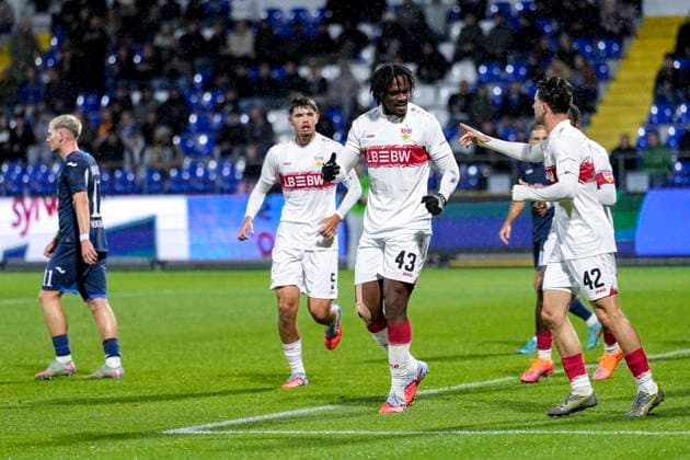 v.li.: Mirza Catovic (VfB II, 5), Torschütze Dan-Axel Zagadou (VfB II, 43), Leonidas Stergiou (VfB II, 42), Spieler vom VfB Stuttgart II U21, U 21 , jubeln über das Tor zum 0:1, Jubel, Torjubel, Torerfolg, celebrate the goal, goal, celebration, jubelt ueber das Tor, Freuen, Freude, freut sich, optimistisch, positiv, Spielszene, Highlight, Action, Aktion, 05.10.2025, Sinsheim (Deutschland), Fussball, 3. Liga, TSG 1899 Hoffenheim II - VfB Stuttgart II, DFB DFL REGULATIONS PROHIBIT ANY USE OF PHOTOGRAPHS AS IMAGE SEQUENCES AND OR QUASI-VIDEO.