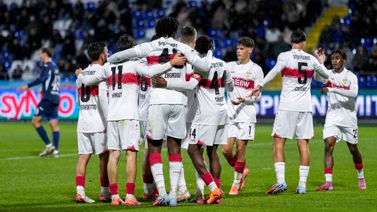 Spieler vom VfB Stuttgart II U21, U 21 , jubeln über das Tor zum 0:1, Jubel, Torjubel, Torerfolg, celebrate the goal, goal, celebration, jubelt ueber das Tor, Freuen, Freude, freut sich, optimistisch, positiv, Spielszene, Highlight, Action, Aktion, 05.10.2025, Sinsheim (Deutschland), Fussball, 3. Liga, TSG 1899 Hoffenheim II - VfB Stuttgart II, DFB DFL REGULATIONS PROHIBIT ANY USE OF PHOTOGRAPHS AS IMAGE SEQUENCES AND OR QUASI-VIDEO.
