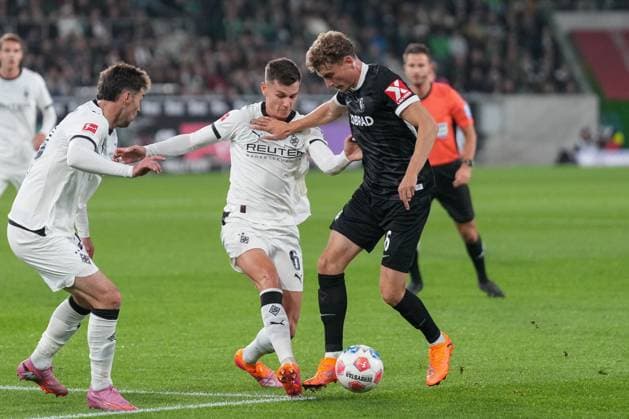 Yannik Engelhardt (Borussia Mönchengladbach, 06) im Zweikampf mit Patrick Osterhage (SC Freiburg, 06) , Deutschland, Fussball, 1. Bundesliga, 6.Spieltag, 2025 2026, Borussia Mönchengladbach vs. SC Freiburg, 05.10.2025, BORUSSIA-PARK, Mönchengladbach, Deutschland DFL REGULATIONS PROHIBIT ANY USE OF PHOTOGRAPHS AS IMAGE SEQUENCES AND OR QUASI-VIDEO. Mönchengladbach BORUSSIA-PARK Nordrhein-Westfalen Deutschland Copyright: xArnexAmbergx