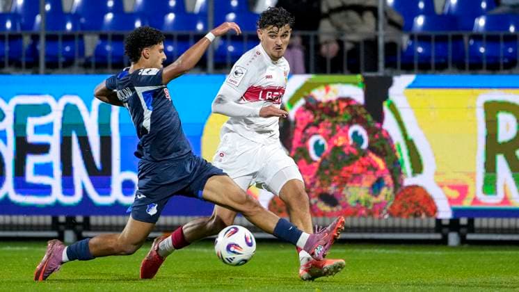 v.li.: Ayoube Amaimouni-Echghouyab (TSG II, 7), Leny Meyer (VfB II, 16), Zweikampf, Spielszene, Duell, duel, tackle, tackling, Dynamik, Action, Aktion, 05.10.2025, Sinsheim (Deutschland), Fussball, 3. Liga, TSG 1899 Hoffenheim II - VfB Stuttgart II, DFB DFL REGULATIONS PROHIBIT ANY USE OF PHOTOGRAPHS AS IMAGE SEQUENCES AND OR QUASI-VIDEO.