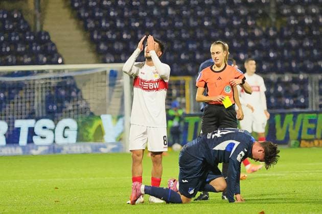 Gelb, gelbe Karte, für Samuele Di Benedetto (VfB Stuttgart II, 8), Luca Erlein (TSG Hoffenheim II, 24) GER, TSG 1899 Hoffenheim II gegen VfB Stuttgart II, Fussball, 3.Liga, 10.Spieltag, Spielzeit 2025 2026, 05.10.2025. (DFL DFB REGULATIONS PROHIBIT ANY USE OF PHOTOGRAPHS as IMAGE SEQUENCES and or QUASI-VIDEO). GER,TSG 1899 Hoffenheim II gegen VfB Stuttgart II, Fussball, 3.Liga, 10.Spieltag, Spielzeit 2025 2026, 05.10.2025. Hoffenheim Copyright: xEibner-Pressefoto JoergxHirschx EP_JHH