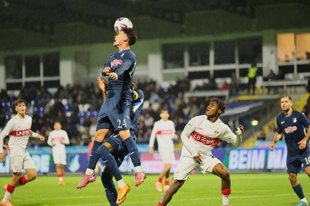 Luca Erlein (TSG Hoffenheim II, 24) Eckball Annahme im Kopfballduell. GER, TSG 1899 Hoffenheim II gegen VfB Stuttgart II, Fussball, 3.Liga, 10.Spieltag, Spielzeit 2025 2026, 05.10.2025. (DFL DFB REGULATIONS PROHIBIT ANY USE OF PHOTOGRAPHS as IMAGE SEQUENCES and or QUASI-VIDEO). GER,TSG 1899 Hoffenheim II gegen VfB Stuttgart II, Fussball, 3.Liga, 10.Spieltag, Spielzeit 2025 2026, 05.10.2025. Hoffenheim Copyright: xEibner-Pressefoto JoergxHirschx EP_JHH
