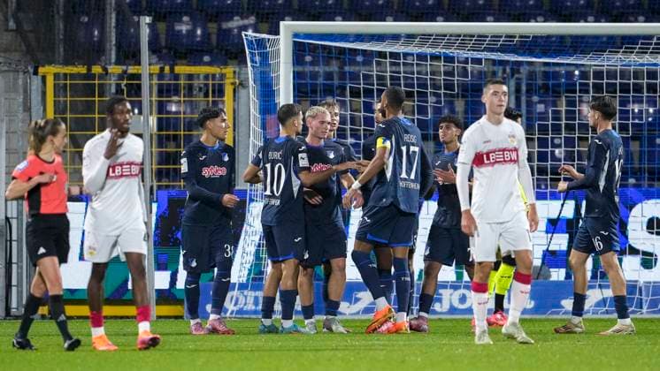 Spieler der TSG 1899 Hoffenheim II (U23), jubeln über das Tor zum 1:1, Jubel, Torjubel, Torerfolg, celebrate the goal, goal, celebration, jubelt ueber das Tor, Freuen, Freude, freut sich, optimistisch, positiv, Spielszene, Highlight, Action, Aktion, 05.10.2025, Sinsheim (Deutschland), Fussball, 3. Liga, TSG 1899 Hoffenheim II - VfB Stuttgart II, DFB DFL REGULATIONS PROHIBIT ANY USE OF PHOTOGRAPHS AS IMAGE SEQUENCES AND OR QUASI-VIDEO.