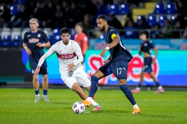 v.li.: Mirza Catovic (VfB II, 5), Ruben Reisig (TSG II, 17), Zweikampf, Spielszene, Duell, duel, tackle, tackling, Dynamik, Action, Aktion, 05.10.2025, Sinsheim (Deutschland), Fussball, 3. Liga, TSG 1899 Hoffenheim II - VfB Stuttgart II, DFB DFL REGULATIONS PROHIBIT ANY USE OF PHOTOGRAPHS AS IMAGE SEQUENCES AND OR QUASI-VIDEO.