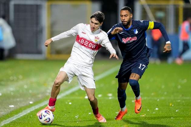 v.li.: Efe Korkut Martin (VfB II, 11), Ruben Reisig (TSG II, 17), Zweikampf, Spielszene, Duell, duel, tackle, tackling, Dynamik, Action, Aktion, 05.10.2025, Sinsheim (Deutschland), Fussball, 3. Liga, TSG 1899 Hoffenheim II - VfB Stuttgart II, DFB DFL REGULATIONS PROHIBIT ANY USE OF PHOTOGRAPHS AS IMAGE SEQUENCES AND OR QUASI-VIDEO.