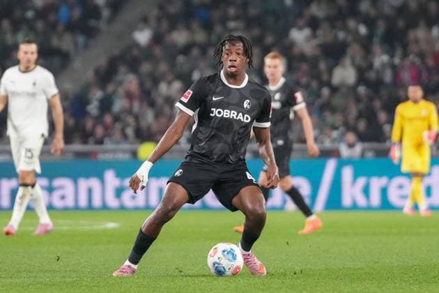 Johan Manzambi (SC Freiburg, 44) am Ball , Deutschland, Fussball, 1. Bundesliga, 6.Spieltag, 2025 2026, Borussia Mönchengladbach vs. SC Freiburg, 05.10.2025, BORUSSIA-PARK, Mönchengladbach, Deutschland DFL REGULATIONS PROHIBIT ANY USE OF PHOTOGRAPHS AS IMAGE SEQUENCES AND OR QUASI-VIDEO. Mönchengladbach BORUSSIA-PARK Nordrhein-Westfalen Deutschland Copyright: xArnexAmbergx