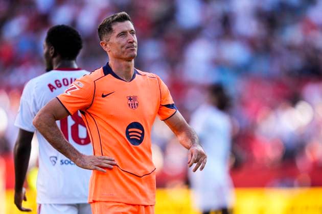 October 5, 2025, Sevilla, Sevilla, SPAIN: Robert Lewandowski of FC Barcelona, Barca laments during the Spanish league, LaLiga EA Sports, football match played between Sevilla FC and FC Barcelona at Ramon Sanchez-Pizjuan stadium on October 5, 2025, in Sevilla, Spain. Sevilla SPAIN - ZUMAa181 20251005_zaa_a181_199 Copyright: xJoaquinxCorcherox