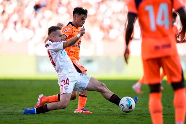 October 5, 2025, Sevilla, Sevilla, SPAIN: Peque Fernandez of Sevilla FC in action during the Spanish league, LaLiga EA Sports, football match played between Sevilla FC and FC Barcelona, Barca at Ramon Sanchez-Pizjuan stadium on October 5, 2025, in Sevilla, Spain. Sevilla SPAIN - ZUMAa181 20251005_zaa_a181_207 Copyright: xJoaquinxCorcherox