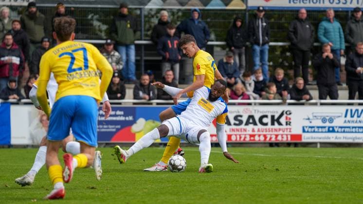 Fußball, Herren, Saison 2025 2026, Regionalliga Nordost, 11. Spieltag, FSV 63 Luckenwalde vs. FC Carl-Zeiss Jena, Samstag 05.10.2025, Werner-Seelenbinder-Stadion Luckenwalde, Im Bild: Manasse Eshele (weiß, Jena) und Quentin Seidel (gelb, Luckenwalde) Brandenburg Deutschland