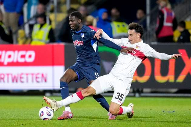 v.li.: Simon Kalambayi (TSG II, 9), Michael Glück (VfB II, 35), Zweikampf, Spielszene, Duell, duel, tackle, tackling, Dynamik, Action, Aktion, 05.10.2025, Sinsheim (Deutschland), Fussball, 3. Liga, TSG 1899 Hoffenheim II - VfB Stuttgart II, DFB DFL REGULATIONS PROHIBIT ANY USE OF PHOTOGRAPHS AS IMAGE SEQUENCES AND OR QUASI-VIDEO.