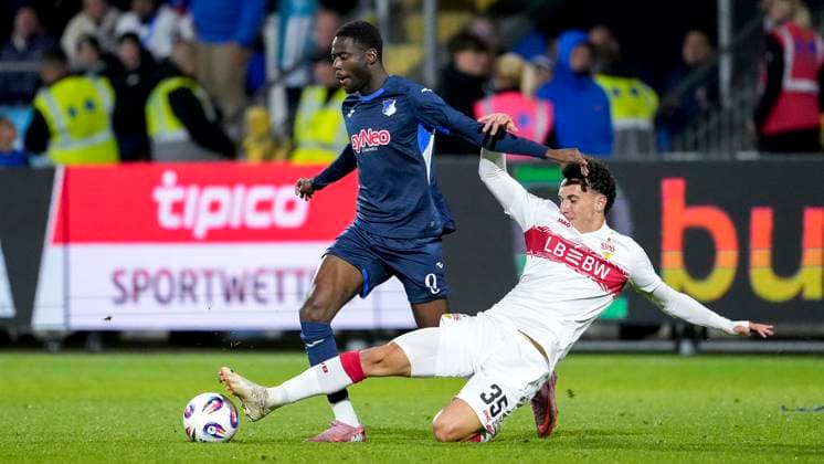 v.li.: Simon Kalambayi (TSG II, 9), Michael Glück (VfB II, 35), Zweikampf, Spielszene, Duell, duel, tackle, tackling, Dynamik, Action, Aktion, 05.10.2025, Sinsheim (Deutschland), Fussball, 3. Liga, TSG 1899 Hoffenheim II - VfB Stuttgart II, DFB DFL REGULATIONS PROHIBIT ANY USE OF PHOTOGRAPHS AS IMAGE SEQUENCES AND OR QUASI-VIDEO.