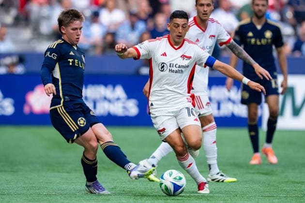 October 5, 2025, Vancouver, Bc, CANADA: Vancouver Whitecaps Tate Johnson, left, and San Jose Earthquakes Cristian Espinoza (10) vie for the ball during the first half of an MLS, Fussball Herren, USA soccer match in Vancouver, on Sunday, October 5, 2025. Canada News - October 5, 2025 - ZUMAc35_ 20251005_zaf_c35_134 Copyright: xEthanxCairnsx