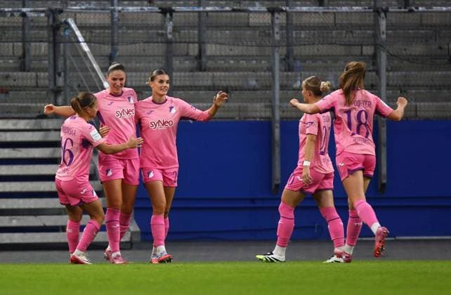 06.10.2025, xcex, GER, Hamburg, Volksparkstadion,Frauenfussball, 1. Bundesliga, DIE LIGA, Google Pixel Frauen-Bundesliga Saison 2025 2026, Spieltag 5, HSV, TSG, Hamburger SV Frauen - TSG Hoffenheim Frauen, Torjubel, TSG Hoffenheim, Jubel, Freude, Emotionen, Goal celebration, Melissa Koessler, Selina Cerci (TSG) bejubeln den Treffer DFL regulations prohibit any use of photographs as image sequences and or quasi-video