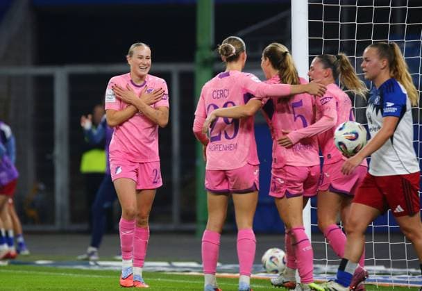 06.10.2025, xcex, GER, Hamburg, Volksparkstadion,Frauenfussball, 1. Bundesliga, DIE LIGA, Google Pixel Frauen-Bundesliga Saison 2025 2026, Spieltag 5, HSV, TSG, Hamburger SV Frauen - TSG Hoffenheim Frauen, Torjubel, TSG Hoffenheim, Jubel, Freude, Emotionen, Goal celebration, Feli Delacauw (TSG) bejubelt den Treffer von Jamilla Rankin (TSG) DFL regulations prohibit any use of photographs as image sequences and or quasi-video