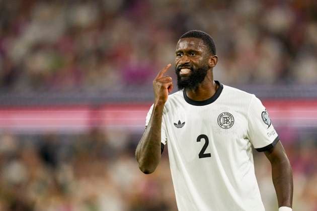 Antonio Rüdiger (Germany) gestikuliert, Gestik während des Qualifikationsspiels zur FIFA-Weltmeisterschaft 2026 zwischen Deutschland und Nordirland im RheinEnergieStadion am 7. September 2025 in Köln, Deutschland. (Foto von Alex Gottschalk DeFodi Images) +++ Antonio Rüdiger (Germany) gestures during the FIFA World Cup, WM, Weltmeisterschaft, Fussball 2026 qualifier match between Germany and Northern Ireland at RheinEnergieStadion on September 7, 2025 in Cologne, Germany. (Photo by Alex Gottschalk DeFodi Images) (Photo by Alex Gottschalk DeFodi Images) Antonio Rüdiger Germany gestures, gestures during the FIFA World Cup 2026 qualifier match between Germany and Northern Ireland at RheinEnergieStadion on September 7, 2025 in Cologne, Germany Photo by Alex Gottschalk DeFodi Images Antonio Rüdiger Germany gestures during the FIFA World Cup 2026 qualifier match between Germany and Northern Ireland at RheinEnergieStadion on September 7, 2025 in Cologne, Germany Photo by Alex Gottschalk DeFodi Images Photo by Alex Gottschalk DeFodi Images