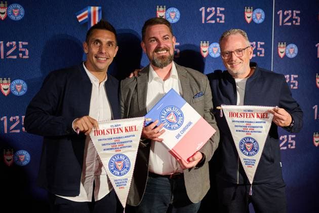 06.10.2025 - 07.102025, 125 Jahre KSV Holstein, Jubiläumsfeier, Geburtstag, Fußball und andere Sportarten, Saison 2025 2026, Holstein Kiel Marcel Rapp (li,), Matthias Herrmann (Kieler Nachrichten), Dirk Bemser (re.) Kiel, Hebbel Schule Holstein-Stadion Schleswig-Holstein Deutschland