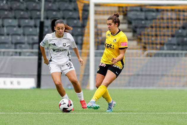 Katarina Cadenovic (SFK 2000 Sarajewo , 16) und Jana Kohler (BSC YB Frauen , 29) im Kampf um den Ball , Schweiz, Frauen Fussball, UEFA Women s Europa Cup, Second qualifying round, BSC YB Frauen vs. SFK 2000 Sarajewo, 08.10.2025, Stadion Wankdorf, Bern, Schweiz Bern Stadion Wankdorf Kanton Bern Schweiz Copyright: xGrantxHubbsx
