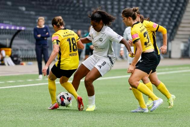 Wibke Meister (BSC YB Frauen , 18), Lili Baidoe (SFK 2000 Sarajewo , 09) und Giulia Schlup (BSC YB Frauen , 31) im Kampf um den Ball , Schweiz, Frauen Fussball, UEFA Women s Europa Cup, Second qualifying round, BSC YB Frauen vs. SFK 2000 Sarajewo, 08.10.2025, Stadion Wankdorf, Bern, Schweiz Bern Stadion Wankdorf Kanton Bern Schweiz Copyright: xGrantxHubbsx