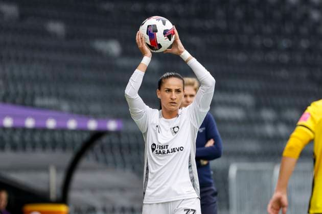 Alma Kameric (SFK 2000 Sarajewo , 77) beim Einwurf , Schweiz, Frauen Fussball, UEFA Women s Europa Cup, Second qualifying round, BSC YB Frauen vs. SFK 2000 Sarajewo, 08.10.2025, Stadion Wankdorf, Bern, Schweiz Bern Stadion Wankdorf Kanton Bern Schweiz Copyright: xGrantxHubbsx