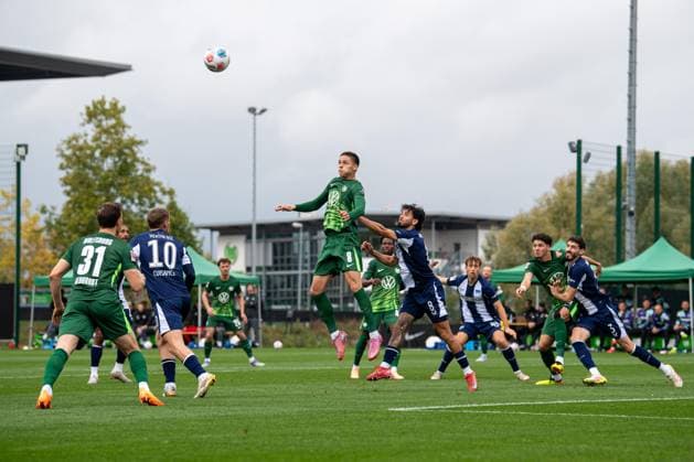 Fussball, Herren, Saison 2025 26, Testspiel, VfL Wolfsburg - Hertha BSC, v.l. Yannick Gerhardt (Wolfsburg), Michael Cuisance (Hertha BSC), Bence Dardai (Wolfsburg), Kevin Sessa (Hertha BSC), Jenson Seelt (Wolfsburg), Agustin Rogel (Hertha BSC), 08.10. 2025, Copyright: xSebastianxRäppold MatthiasxKochx