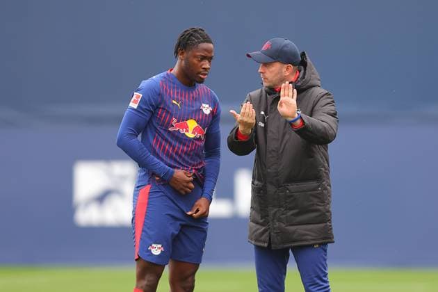 RB Leipzig - Dukla Prag Testspiel Leipzig, 08.10.2025, Trainingszentrum am Cottweg, Fußball, Männer, Saison 2025 2026, Testspiel, RB Leipzig - FK Dukla Prag , Im Bild v.l.: El Chadaille Bitshiabu (5, RB Leipzig) und Trainer Ole Werner (RB Leipzig) ,