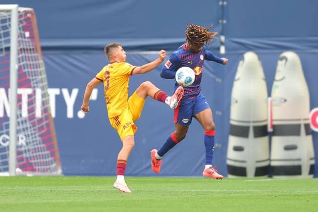 RB Leipzig - Dukla Prag Testspiel Leipzig, 08.10.2025, Trainingszentrum am Cottweg, Fußball, Männer, Saison 2025 2026, Testspiel, RB Leipzig - FK Dukla Prag , Im Bild v.l.: Zlatan Sehovic (3,Prag) und Joyeux Masanka Bungi (RB Leipzig) ,