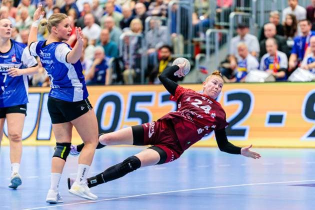 v.l. Laura Rueffieux (HSG Blomberg-Lippe, 03), Meike Schmelzer (HSG Bensheim Auerbach, 24) im Torwurf GER, HSG Blomberg-Lippe vs. HSG Bensheim Auerbach, Handball, 1. Bundesliga Frauen, 8. Spieltag, Spielzeit 2025 2026, 08.10.2025 GER, HSG Blomberg-Lippe vs. HSG Bensheim Auerbach, Handball, 1. Bundesliga Frauen, 8. Spieltag, Spielzeit 2025 2026, 08.10.2025 Blomberg Copyright: xEibner-Pressefoto JanxRollingerx EP_JSK