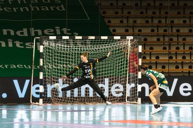 Madita Kohorst (VfL Oldenburg, 25) und Haruno Sasaki (Frisch Auf Goeppingen, 32), Frisch Auf Goeppingen Frauen vs. VfL Oldenburg, Handball, Bundesliga, 08. Spieltag, Saison 2025 2026, 08.10.2025, Frisch Auf Goeppingen Frauen vs. VfL Oldenburg, Handball, Bundesliga, 08. Spieltag, Saison 2025 2026, 08.10.2025 Goeppingen Copyright: xEibner-Pressefoto MaxxVogelx EP_MVL