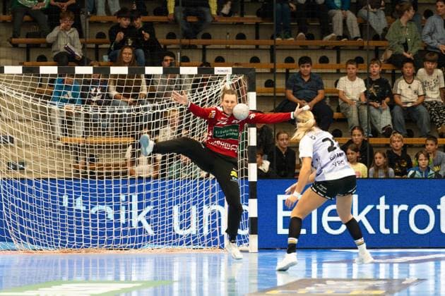 Petra Hlogyik (Frisch Auf Goeppingen, 72) und Joanna Granicka (VfL Oldenburg, 21), Frisch Auf Goeppingen Frauen vs. VfL Oldenburg, Handball, Bundesliga, 08. Spieltag, Saison 2025 2026, 08.10.2025, Frisch Auf Goeppingen Frauen vs. VfL Oldenburg, Handball, Bundesliga, 08. Spieltag, Saison 2025 2026, 08.10.2025 Goeppingen Copyright: xEibner-Pressefoto MaxxVogelx EP_MVL